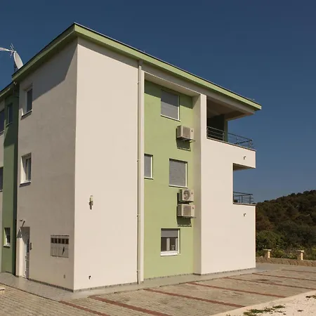 Appartement Three-bedroom In Saldun