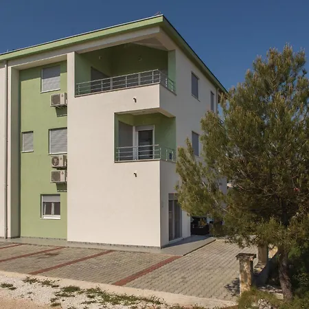 アパート Three-bedroom In Saldun トロギール