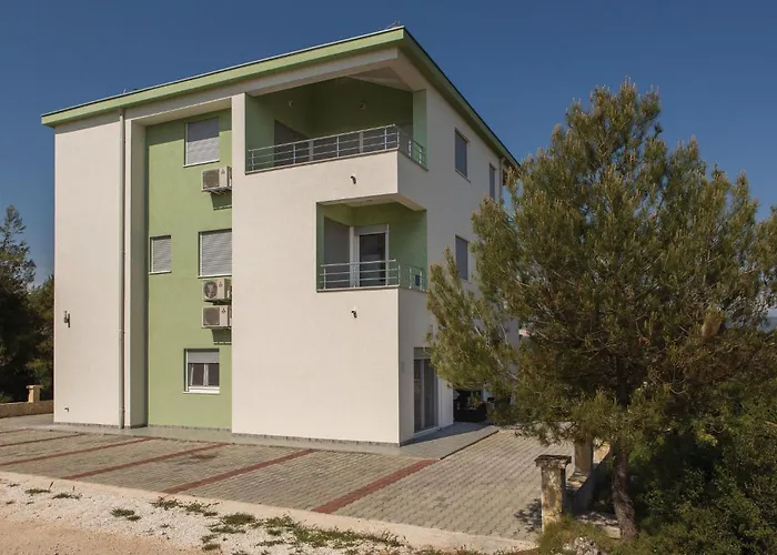 アパート Three-bedroom In Saldun トロギール