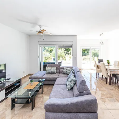 Three-bedroom In Saldun شقة *