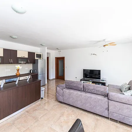 Three-bedroom In Saldun شقة *
