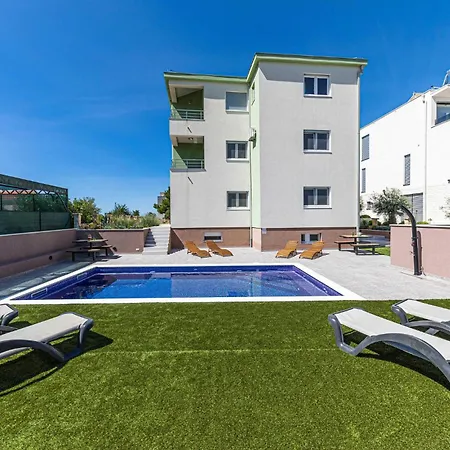 Three-bedroom In Saldun شقة