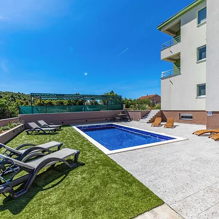 Three-bedroom In Saldun شقة تروغير